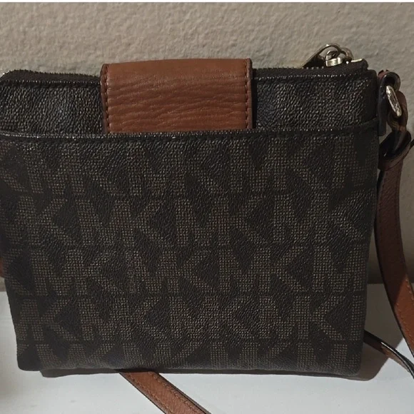 Michael Kors Elegant Brown and Black Crossbody Bag with Gold Emblem - Picture 5 of 5